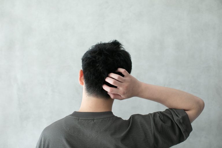 髪の毛で悩む男性画像