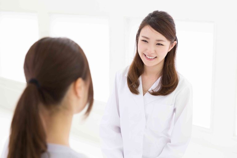 カウンセリングする女性画像